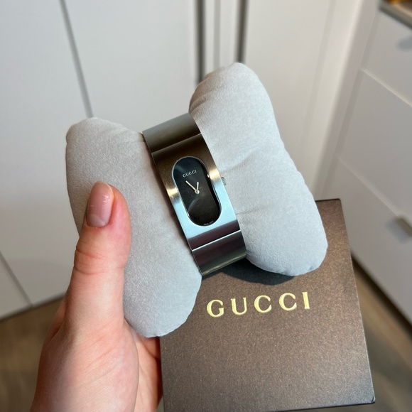 Gucci Watch bangle 2400L 22mm Women's
Black X Silver Working Condition - Picture 4 of 5